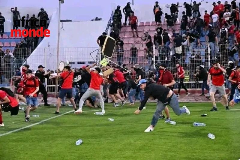 Coupe de la CAF : chaos en demi-finale au Maroc, des supporters envahissent la pelouse