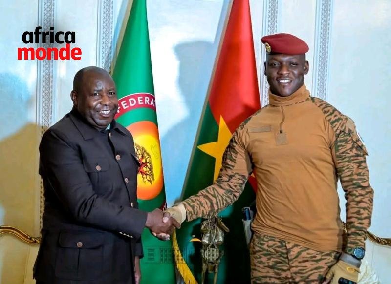 Burkina Faso : accueil solennel pour le président burundais Évariste Ndayishimiye, symbole d’un rapprochement africain