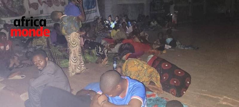 Haut-Katanga : des déplacés du Kivu abandonnés devant le gouvernorat de Lubumbashi .