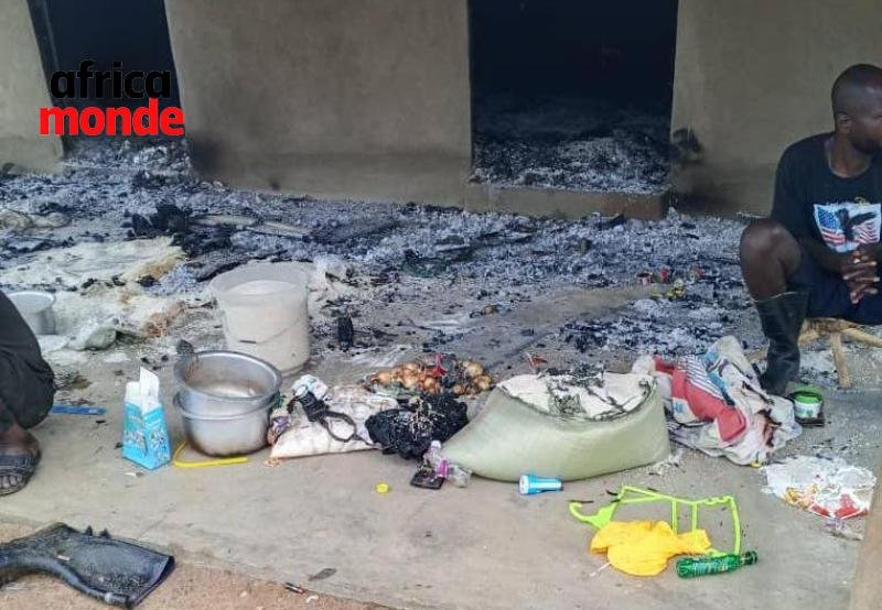 Un village brûlé par les ennemis 