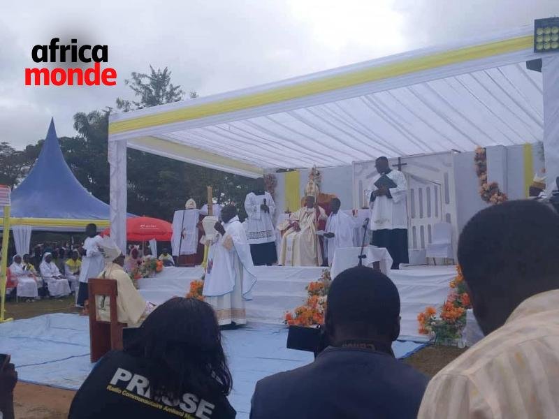 Cérémonie de l'installation officielle du Mgr Emmanuel Ngona Ngotsi