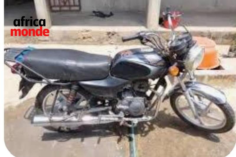 Une moto bajaj stationnée , photo crédit @