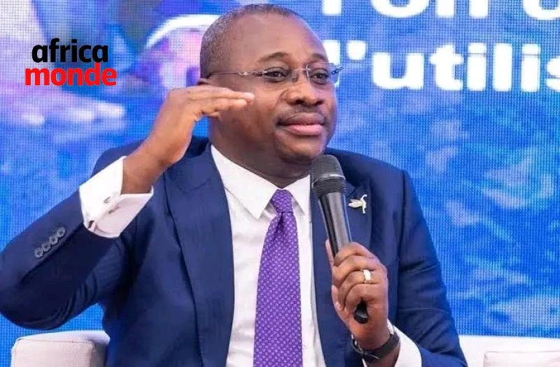 Le ministre national Guy Loando 