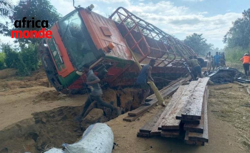 Un camion s’est renversé près de la rivière Tshibashi sur la route Kananga–Demba. 