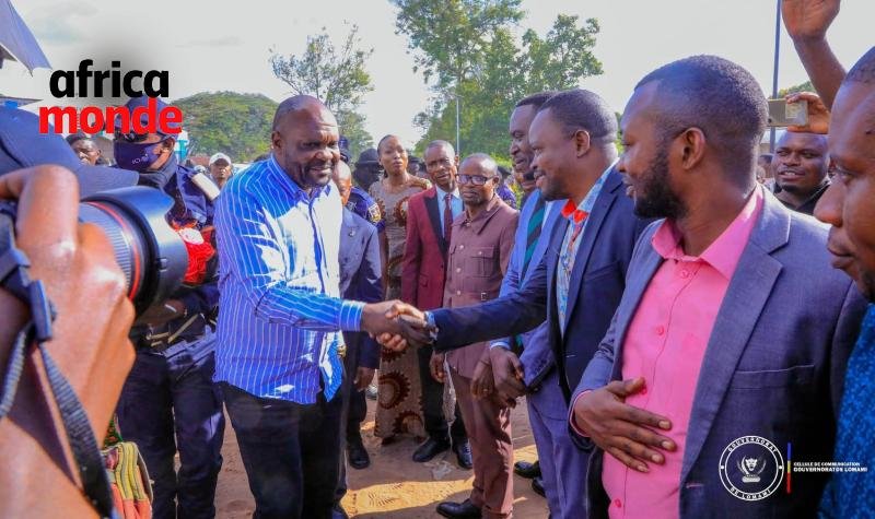 gouverneur Iron-Van Kalombo Musoko , lors de son retour après plusieurs jours passés à Kinshasa 