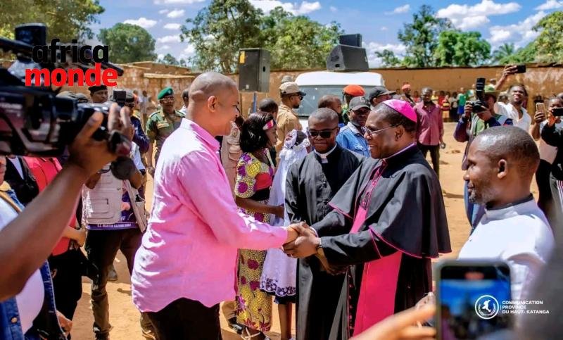 Martin kazembe avec le monseigneur lenge 