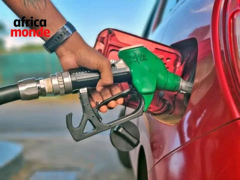 Le pompiste à la station de carburant 