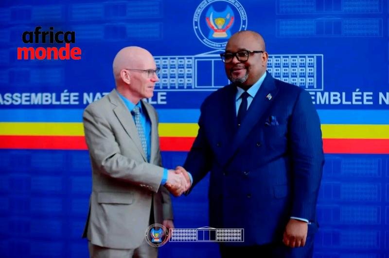 Le représentant de l'ONU James Swan et le président de l'Assemblée nationale Aimé Boji 