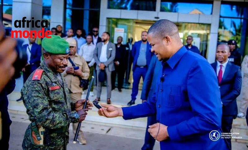 Martin kazembe gouverneur ai et général Eddy Kapend 
