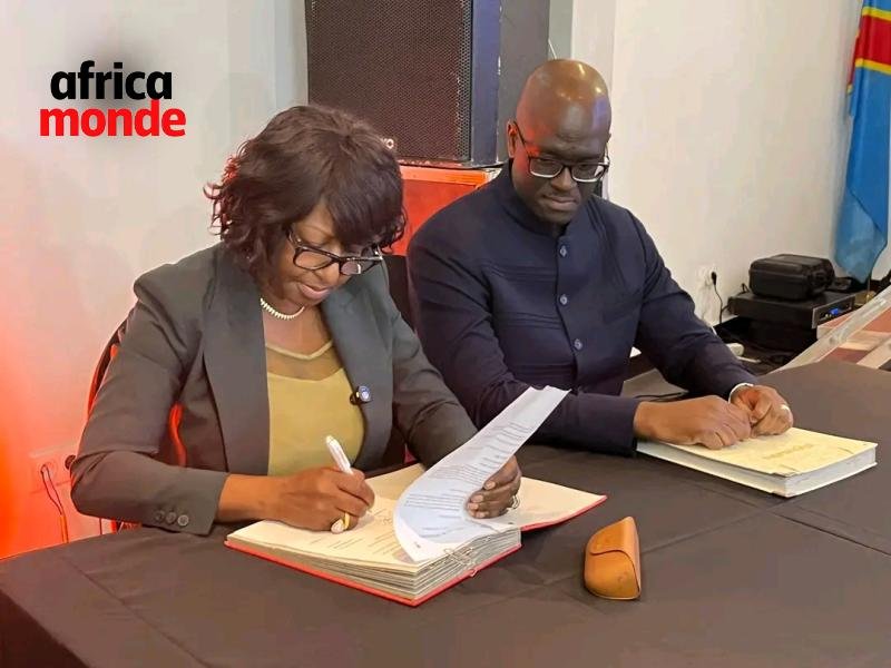 Le secrétaire générale de la FECOFA, Lyly Tshimpumpu, le directeur général d’Orange RDC, Brutus Sadou Diakite,