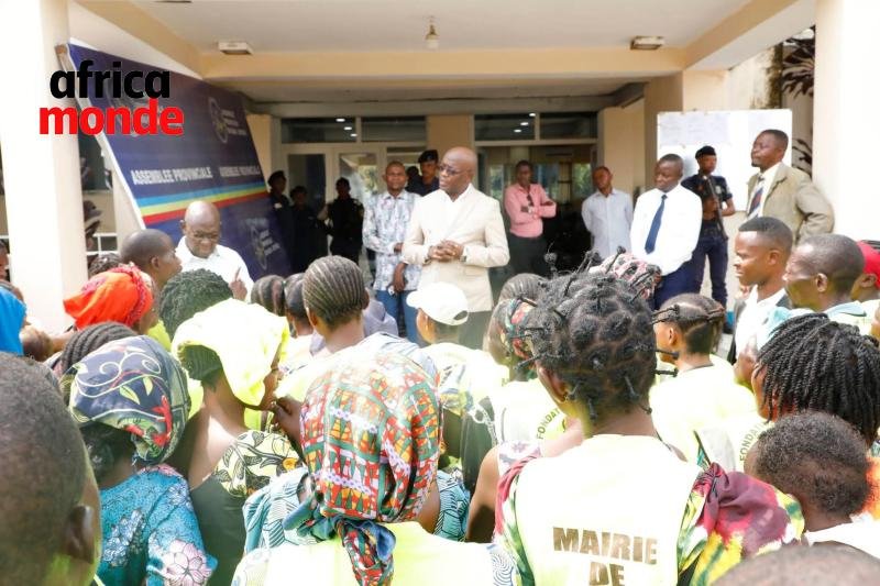 Des travailleurs journaliers de l’Athénée Royal , devant le président de l'Assemblée provinciale Guy Sabangu Kashala 