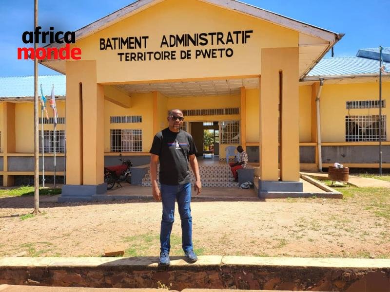 GUY Kalenga devant le bâtiment administratif du territoire de Pweto 
