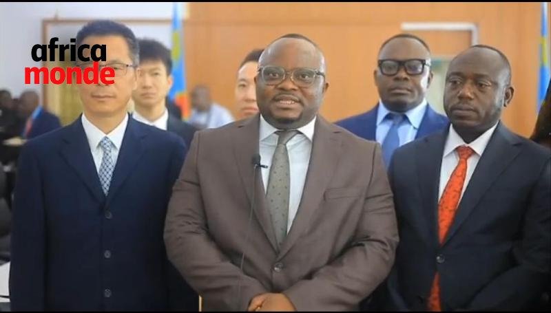 Me Donald Kabasele et les représentants de l'entreprise CDM