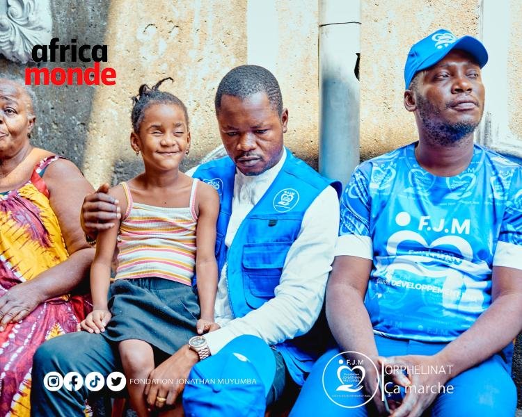 Le président Jonathan MUYUMBA avec les orphelins 