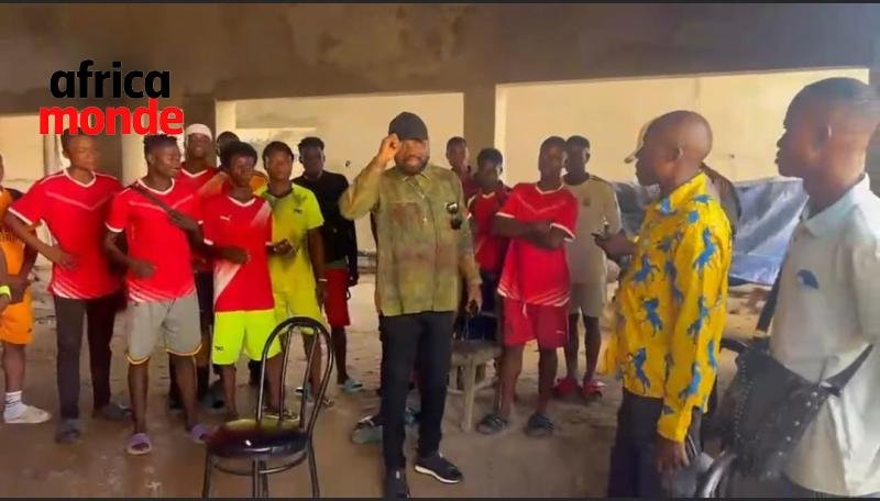 Les joueurs de l'équipe de kanemu avec l'honorable Papy Noël 