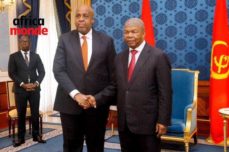 Le ministre Aimé Sakombi Molendo et le président angolais João Lourenço.