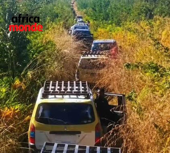 Les véhicules qui tracent les chemins dans la brousse suite aux embouteillages 