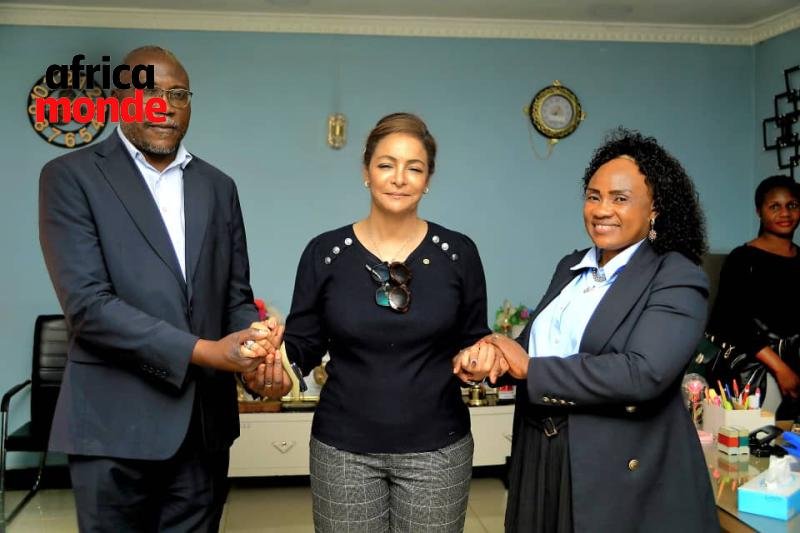 L'honorable Benatar chilufya et les cadres du complexe Scolaire Galaxie