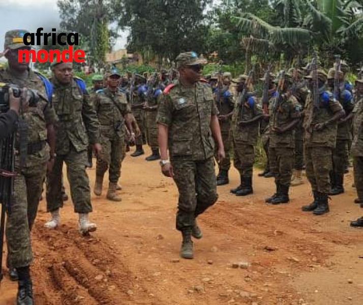 Le général-major Bruno Mandevu avec ses militaires 