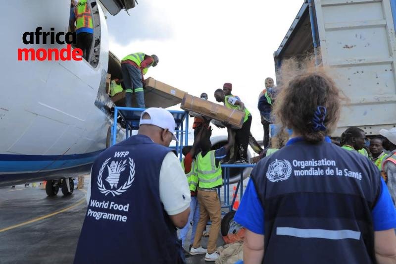 Déchargement de 7 tonnes de médicaments pour stopper Ebola 