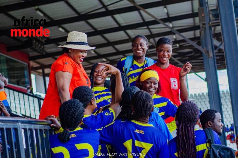 Madame Gisèle Ngungua aves ses joueuses 