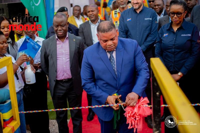 Inauguration du guichet unique de l'entreprise KCC par le ministre de l'intérieur Roy Kaumba
