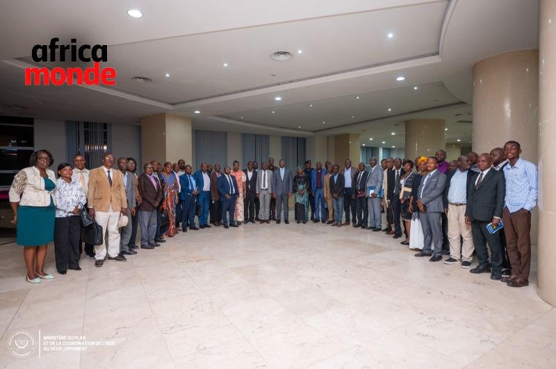 Ministre d’État en charge du Plan, Guylain Nyembo et les membres de son cabinet 