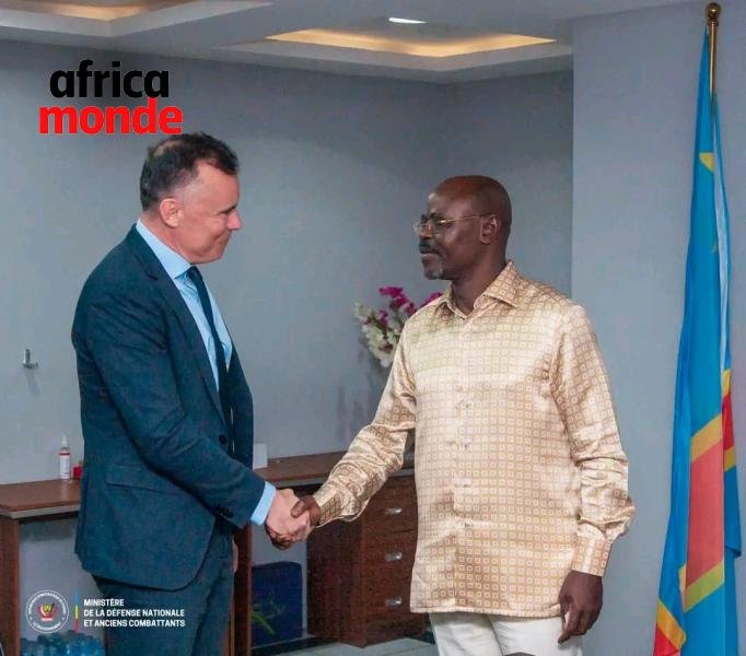 Le ministre Guy Kabombo Muadiamvita et monsieur Philippe Bolopion 