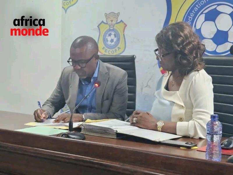 Veron Mosengo et Secrétaire Générale Lyly Tshimpumpu.