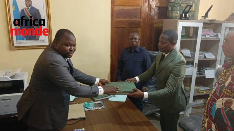 Ministre Cédric Ngwama Mangila et Paul Kalamba Kwete ministre sortant,