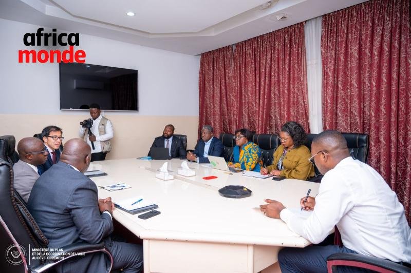 Guylain Nyembo et la délégation de la Banque mondiale 