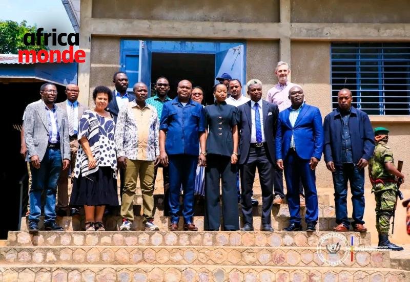 Le Gouverneur de la province de Lomami, Iron-Van Kalombo Musoko avec ses ministres et les partenaires 