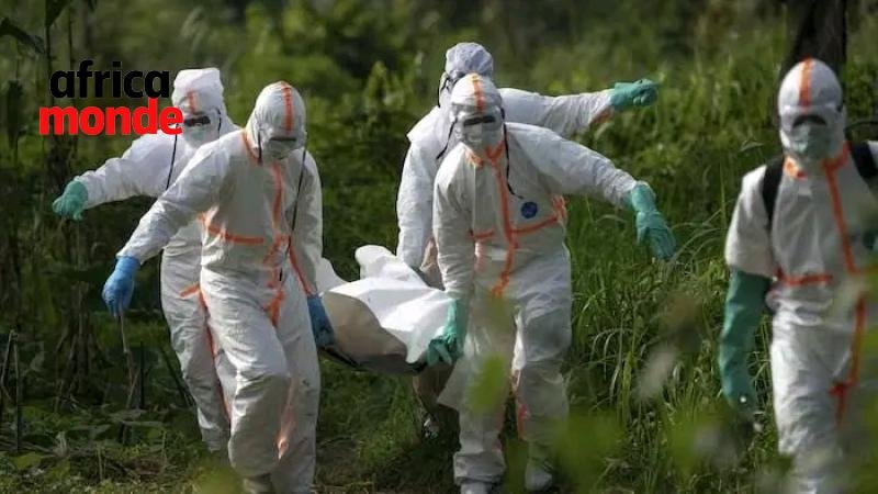 Leq prestataires dela santé avec le corps d'un patient d'ebola 