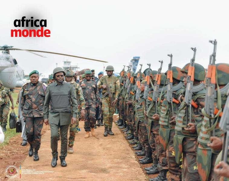 Le Vice-Premier ministre en charge de la Défense  Guy Kabombo Muadiamvita lors de arrivé à  Uvira 