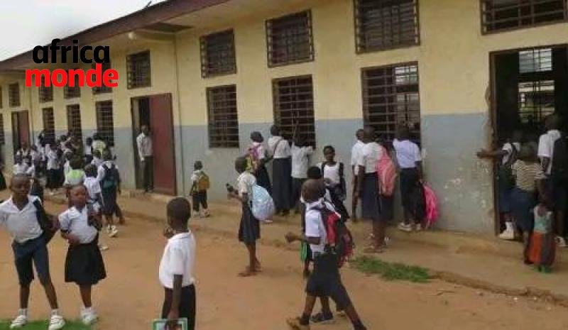 Les élèves dans la cour de l'école à mambasa 