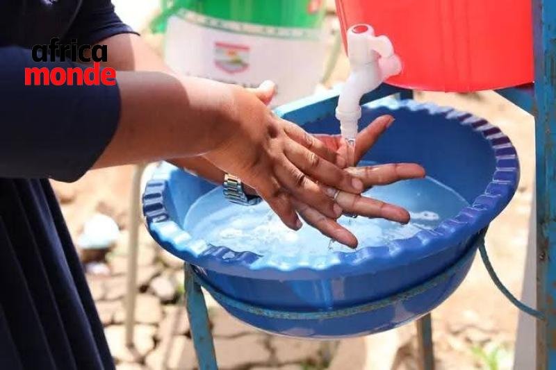 dispositif de lavage des mains contre Ebola 