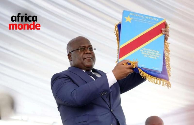 Le président dela république démocratique du Congo Felix TSHISEKEDI  avec la constitution du pays 