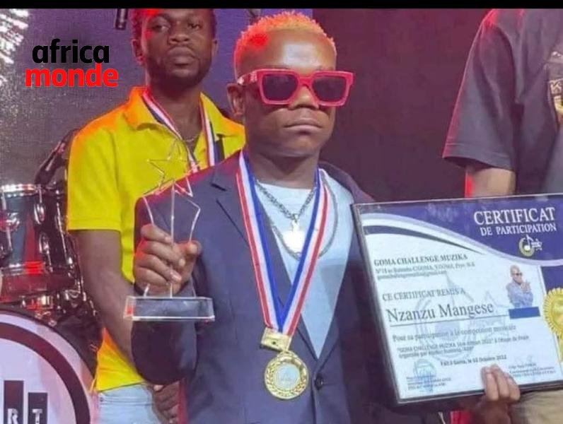 Nzanzu Mangetse, artiste pygmée de renom dans la région. 