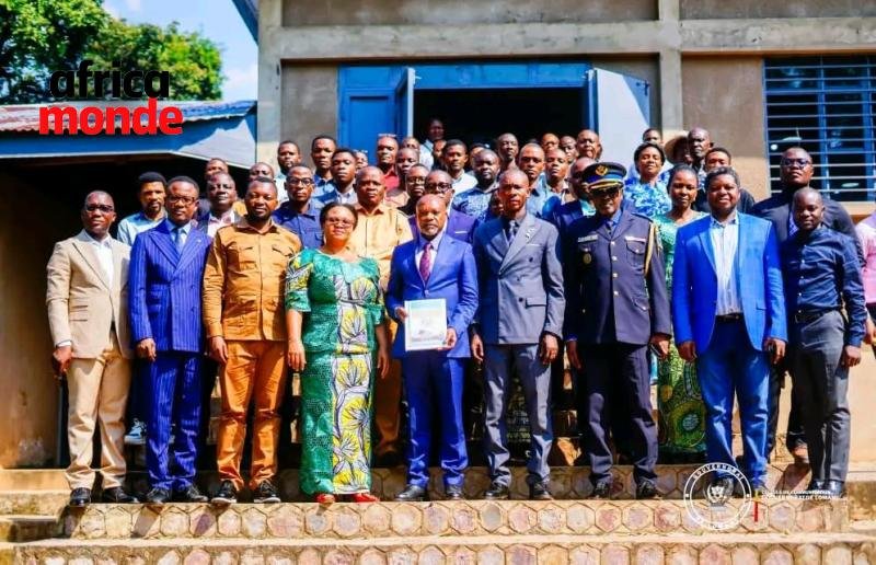 Le vice-gouverneur Célestin Kayembe Tshiaji et les membres d'ENABEL