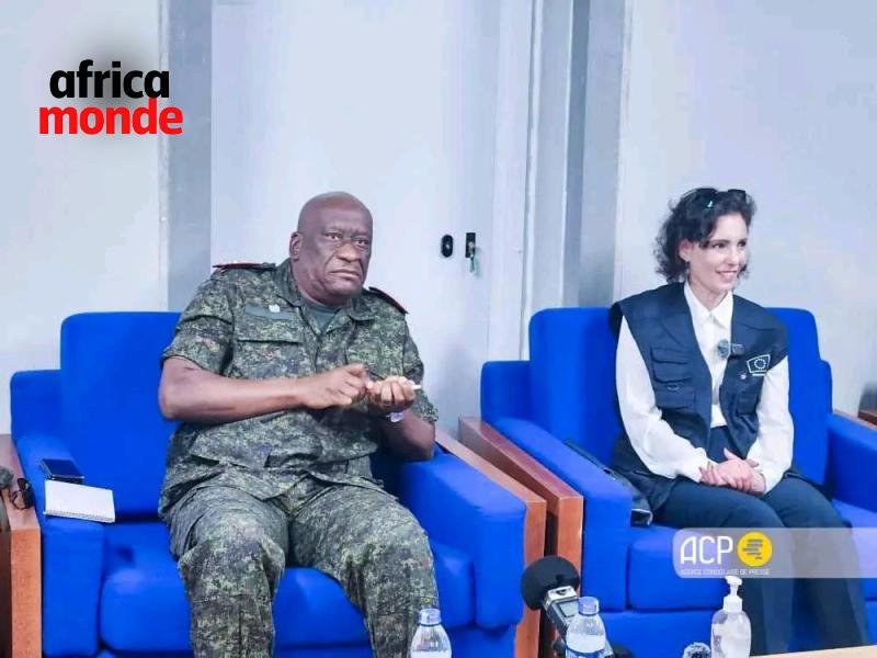 La commissaire européenne à l’Égalité, Hadja Lahbib et le gouverneur militaire Johnny luboya 