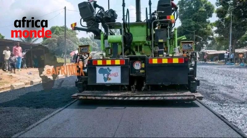 Les engins sur la route de l'aéroport de Kananga 