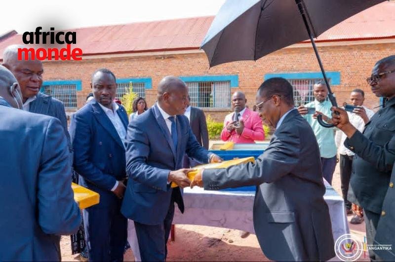 le vice-gouverneur Kabwe Longo Isidore et l’Inspecteur principal provincial adjoint, Théodore Albati Liba-Liba.
