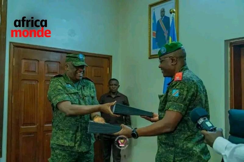 Le lieutenant-général Johnny Luboya Nkashama, et son successeur, le général-major Gaby Kasongo