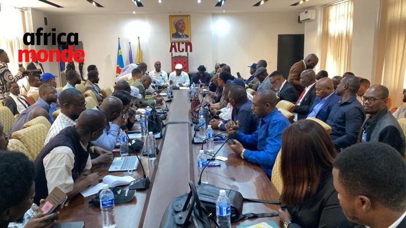Les membres dela coalition articles 64 en réunion 