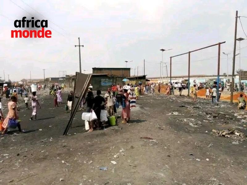 La population au marché N'sele de kananga 