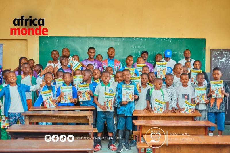 Le président Jonathan Muyumba et les élèves dans une salle de classe 