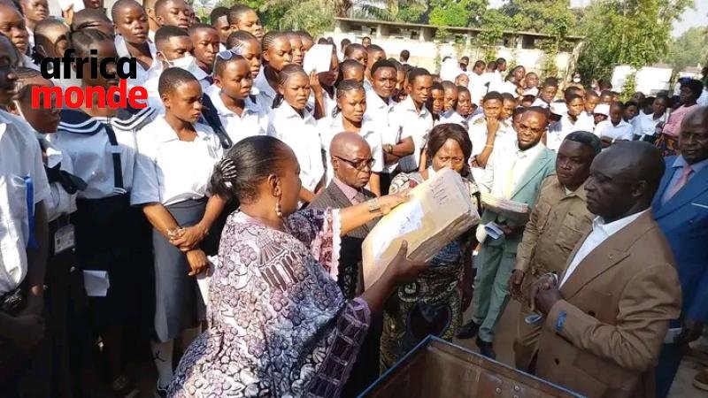 Maire de la ville, Rose Muadi Musube et les élèves lors du lancement 