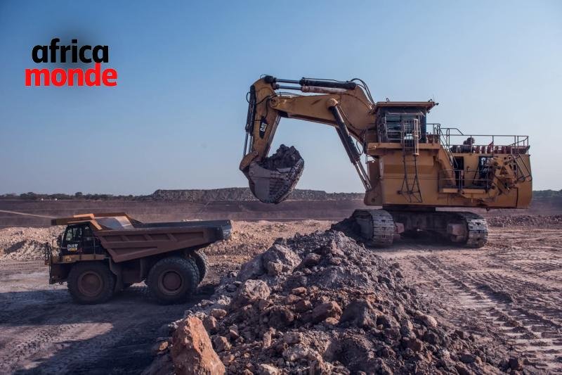 Les engins de l'entreprise Mutanda mining dans le mine 