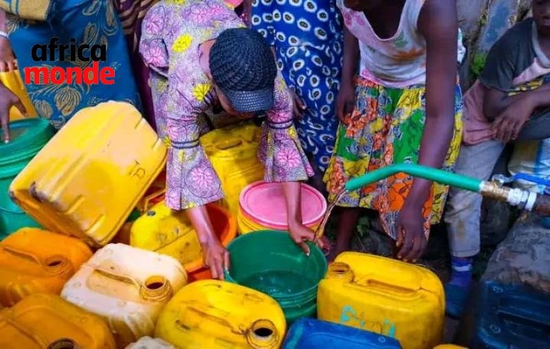 Les mamans qui puissent de l'eau à kananga 