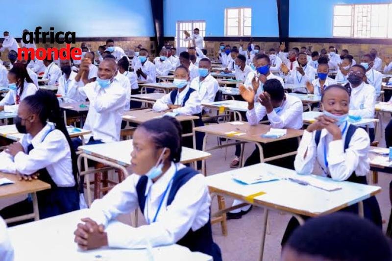 Les élèves finalistes dans la salle des examens d'État 